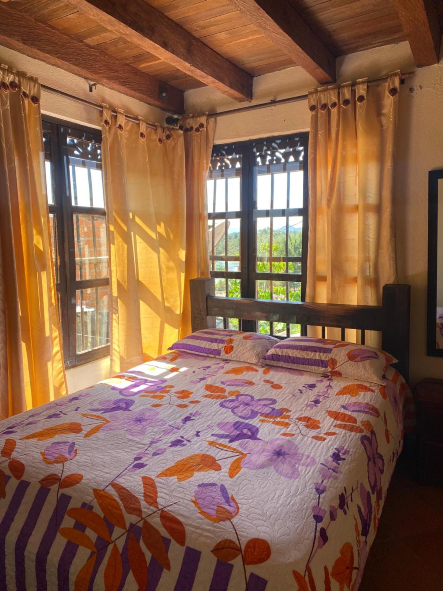 Гостьовий будинок Oak Tree House Гуатапе Екстер'єр фото