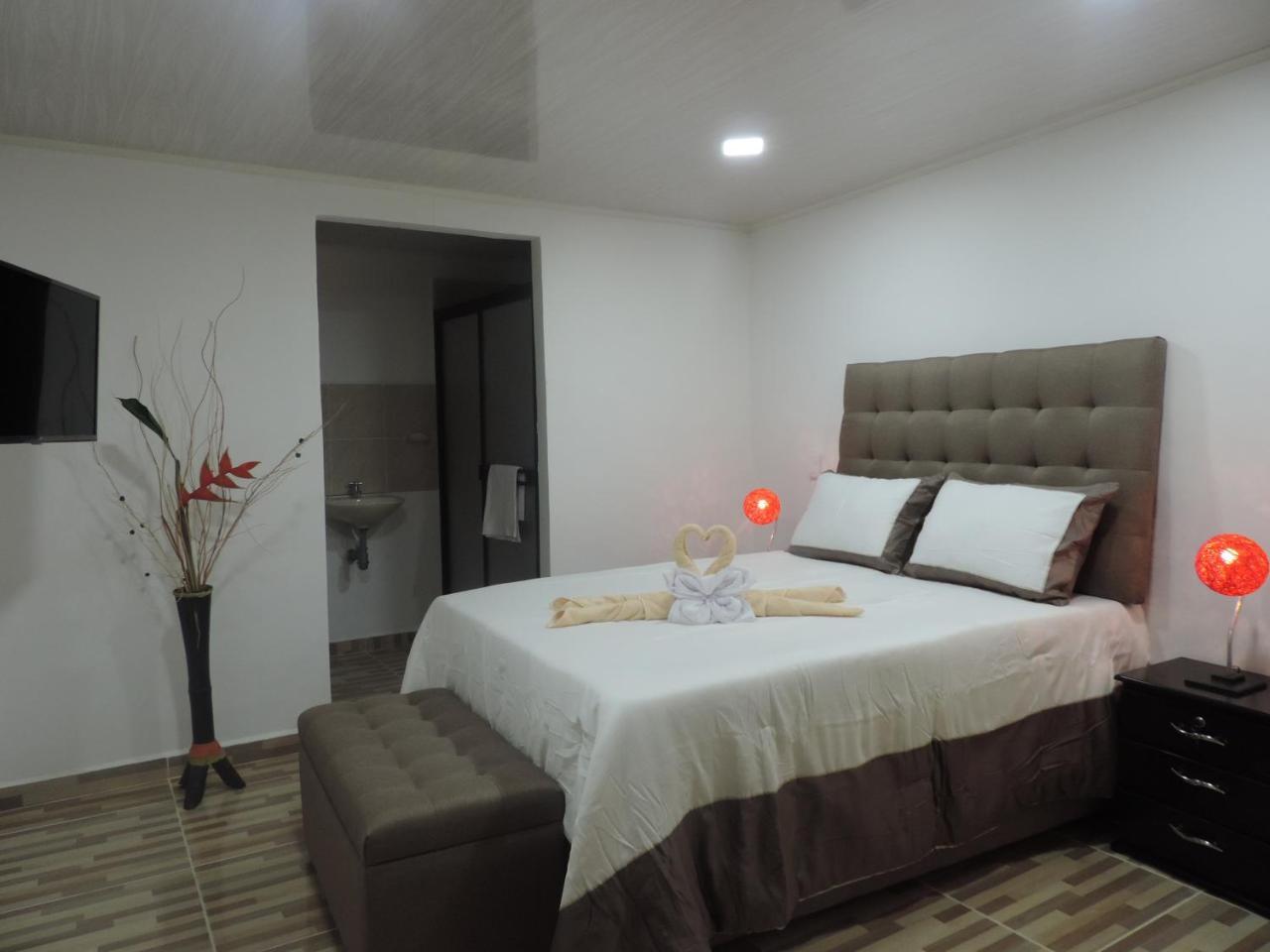Гостьовий будинок Oak Tree House Гуатапе Екстер'єр фото